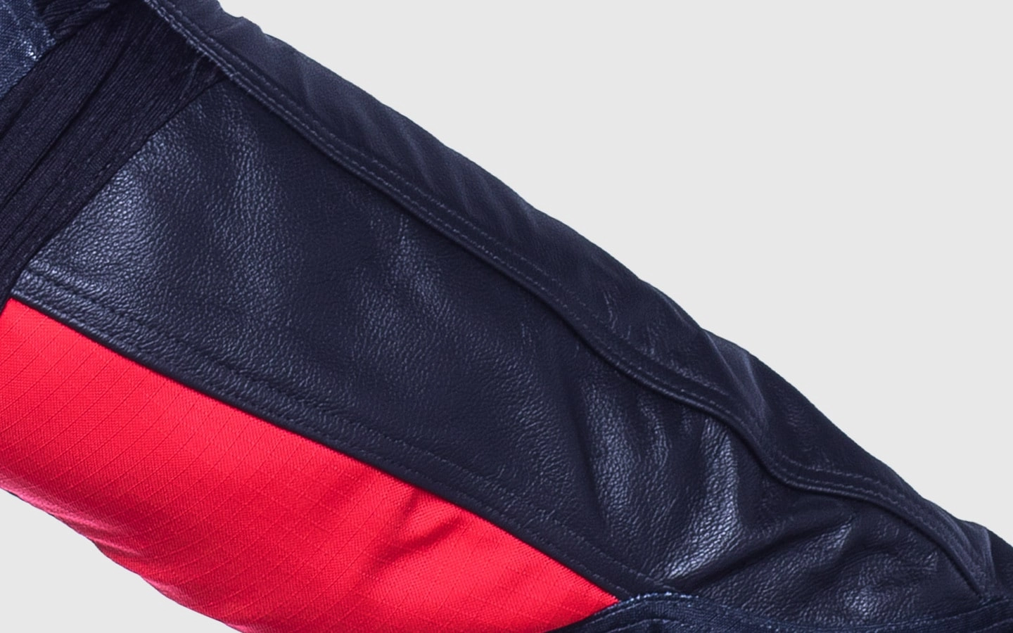 Couro legítimo para mais resistência Detalhe do couro legítimo na Calça Vust Rock