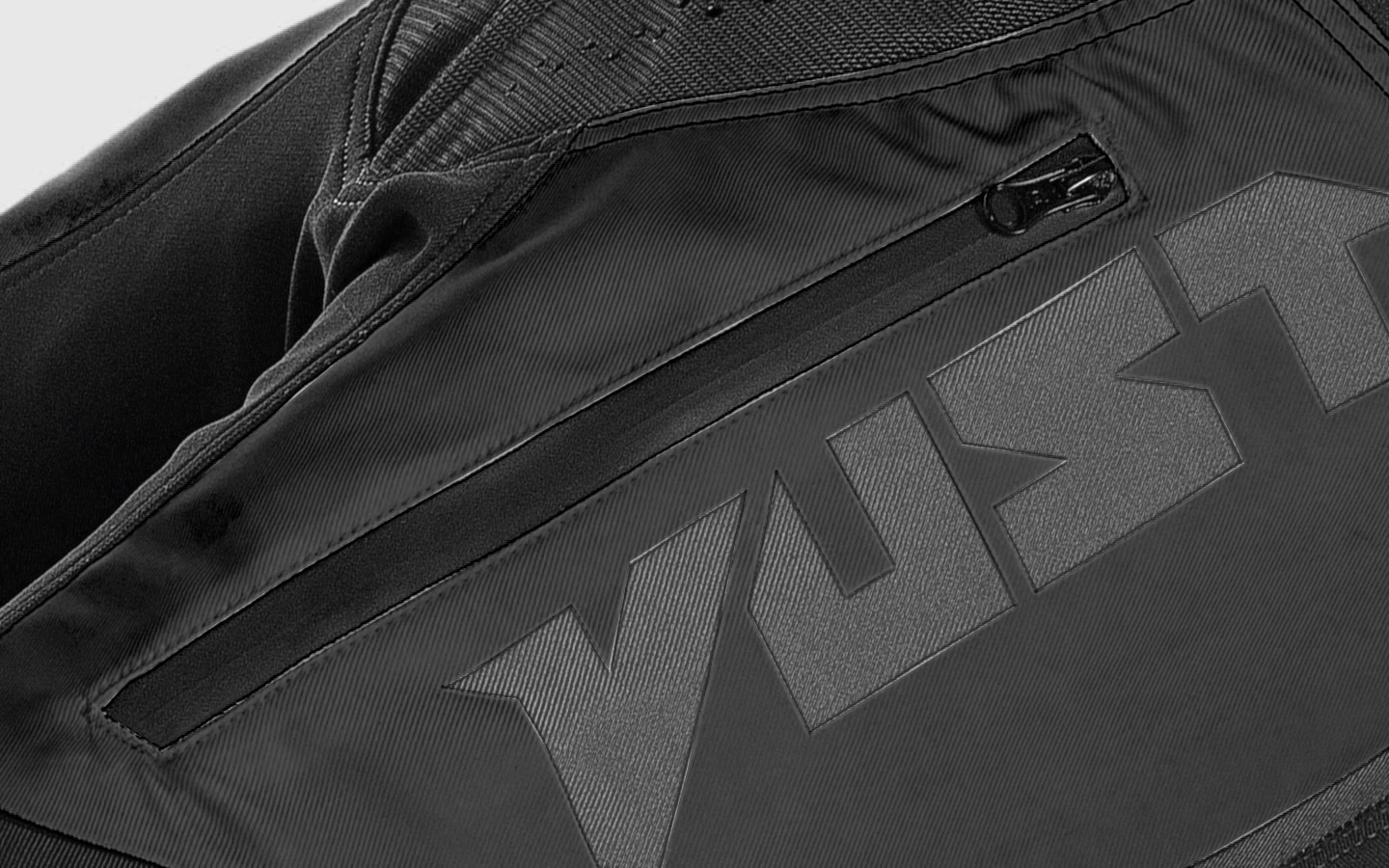 Detalhe do bolso com zper impermevel da Cala Vust Fast