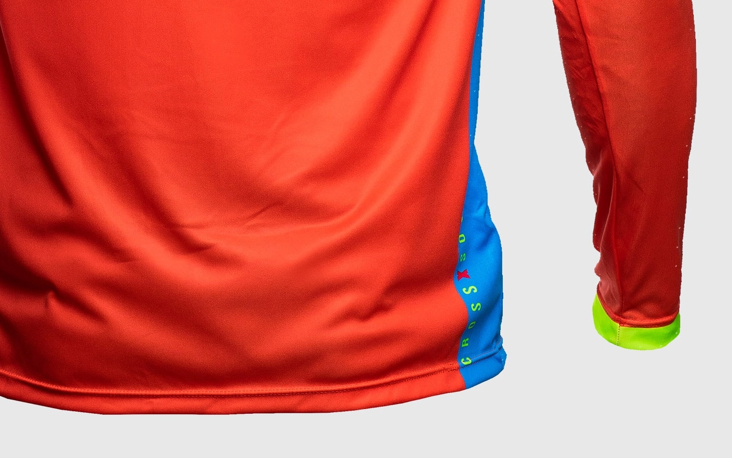 Detalhe da parte traseira estendida Camiseta Vust Exo Hexagon