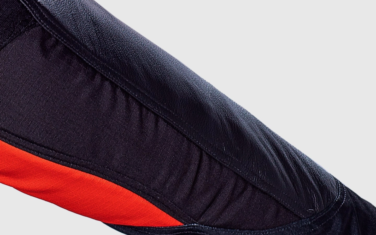 Couro legítimo para mais resistência Detalhe do couro legítimo na Calça Vust Rock