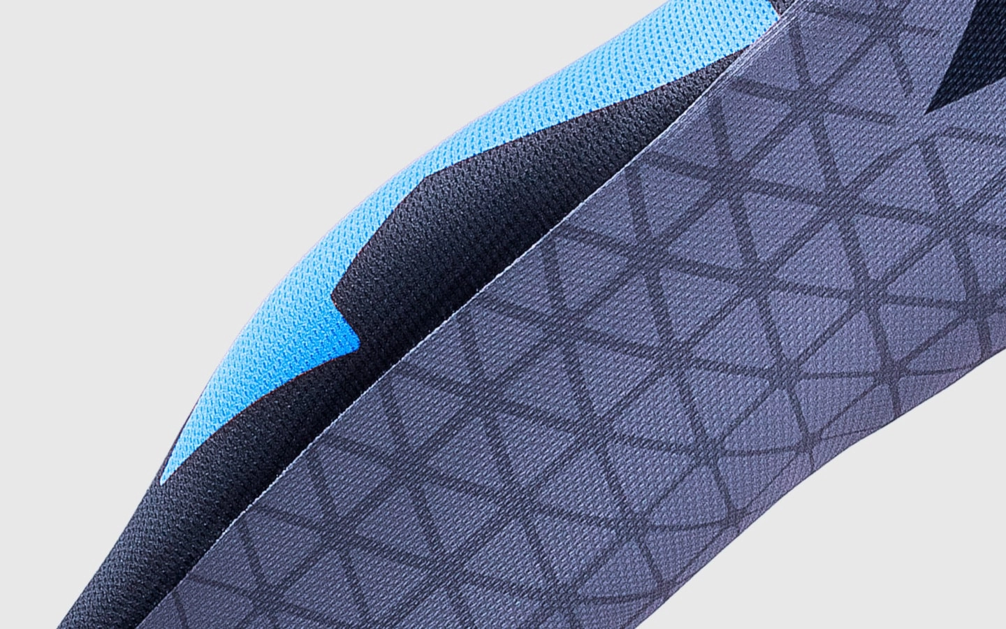 Detalhe das reas micro perfuradas para evaso de calor da Meia Vust Hexagon