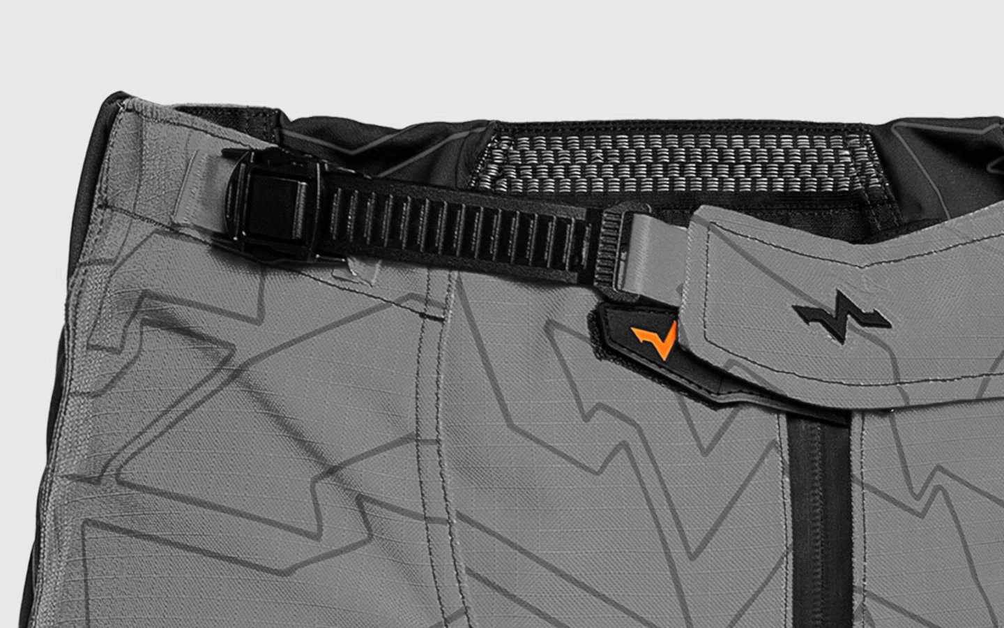 Regulagem por cinta dentada Detalhe da regulagem por cinta dentada da Calça Vust Rock