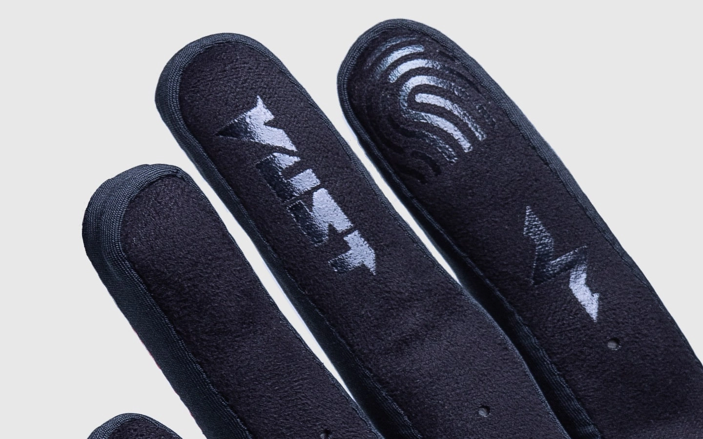 Grip de silicone para melhor aderência Detalhe do grip de silicone nos dedos para melhor aderência da Luva Vust Hard