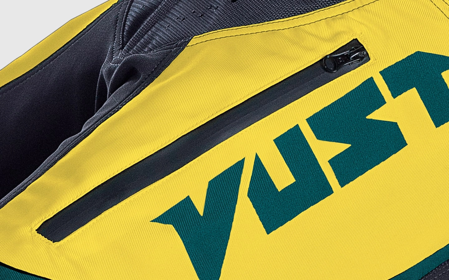 Bolsos com zíper impermeável Detalhe do bolso com zíper impermeável da Calça Vust Fast