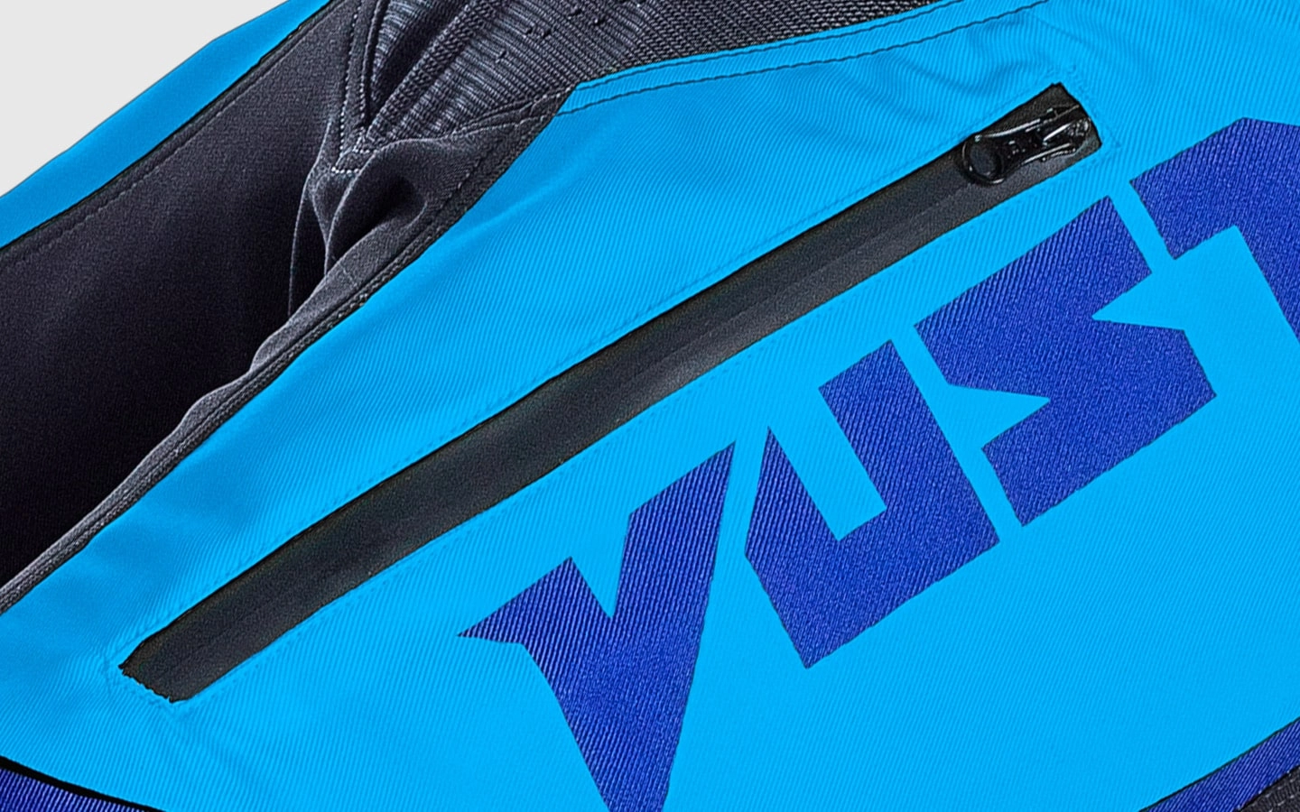 Bolsos com zíper impermeável Detalhe do bolso com zíper impermeável da Calça Vust Fast