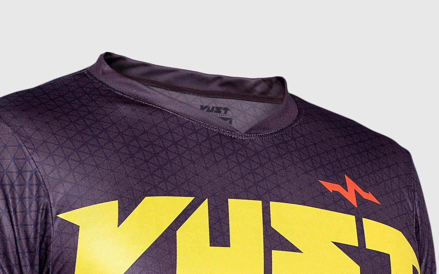 Detalhe da gola em formato V da Camiseta Vust Exo Hexagon