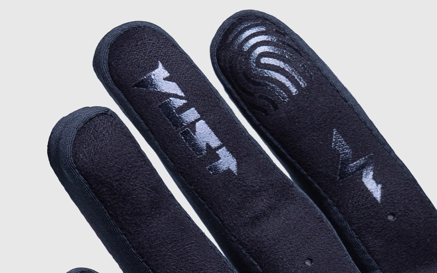 Grip de silicone para melhor aderência Detalhe do grip de silicone nos dedos para melhor aderência da Luva Vust Hard