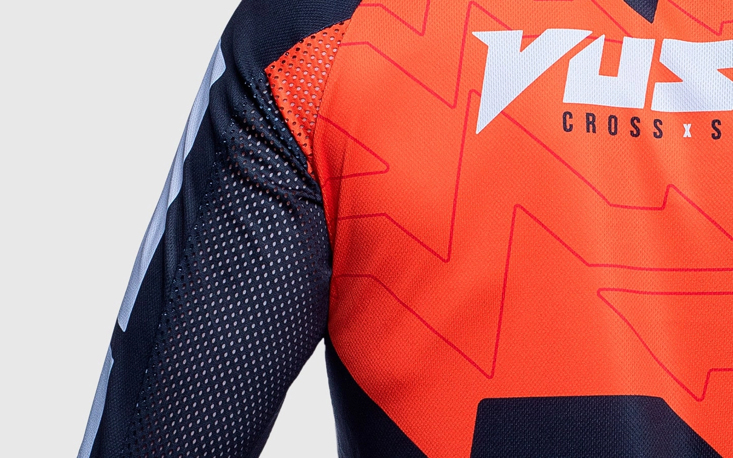 Ventilação nas mangas Detalhe das microaberturas nos braços da Camiseta Vust Exo Rock