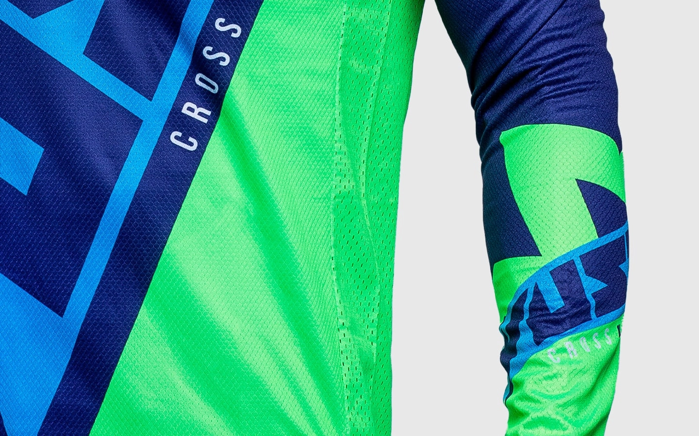 Ventilação nas laterais do dorso Detalhe das microaberturas na lateral do dorso da Camiseta Vust Exo Fast