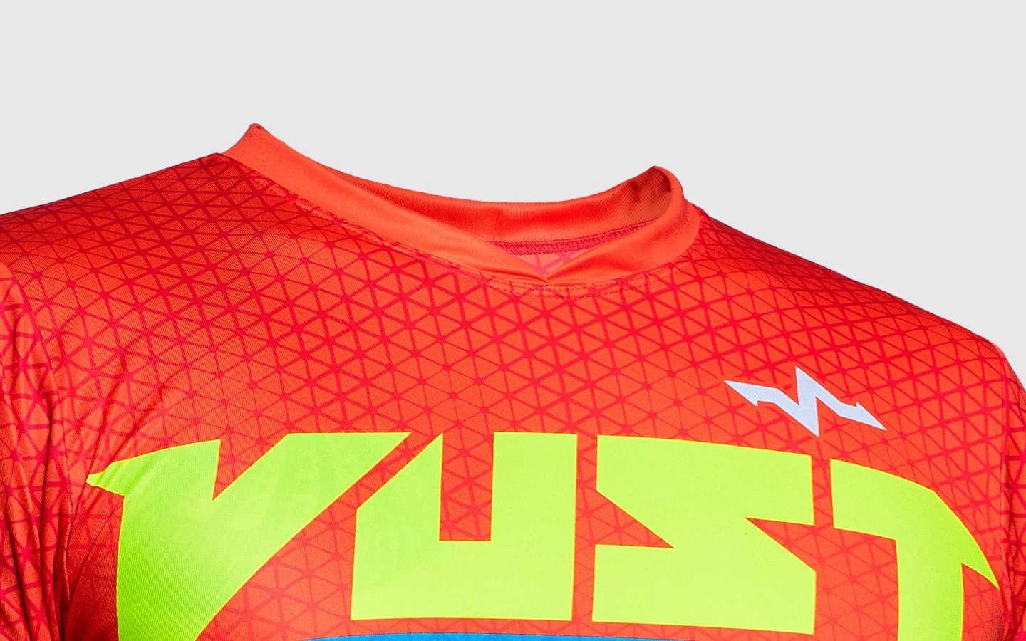 Detalhe da gola em formato V da Camiseta Vust Exo Hexagon