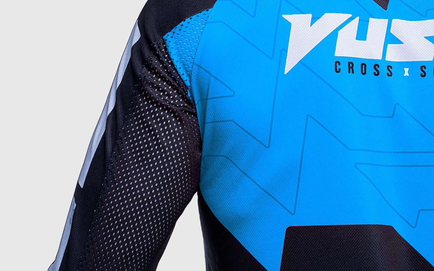 Ventilação nas mangas Detalhe das microaberturas nos braços da Camiseta Vust Exo Rock