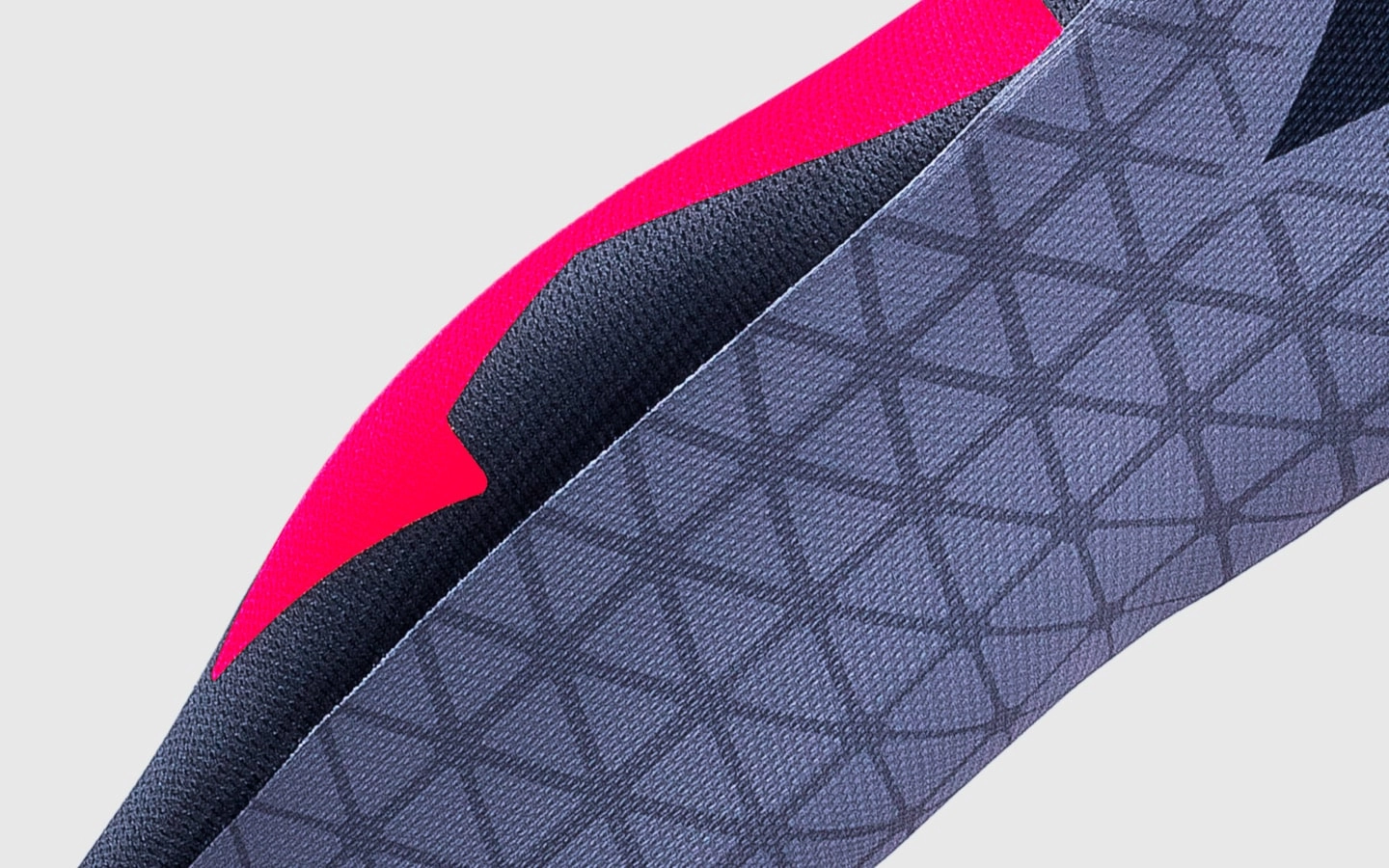 Detalhe das reas micro perfuradas para evaso de calor da Meia Vust Hexagon