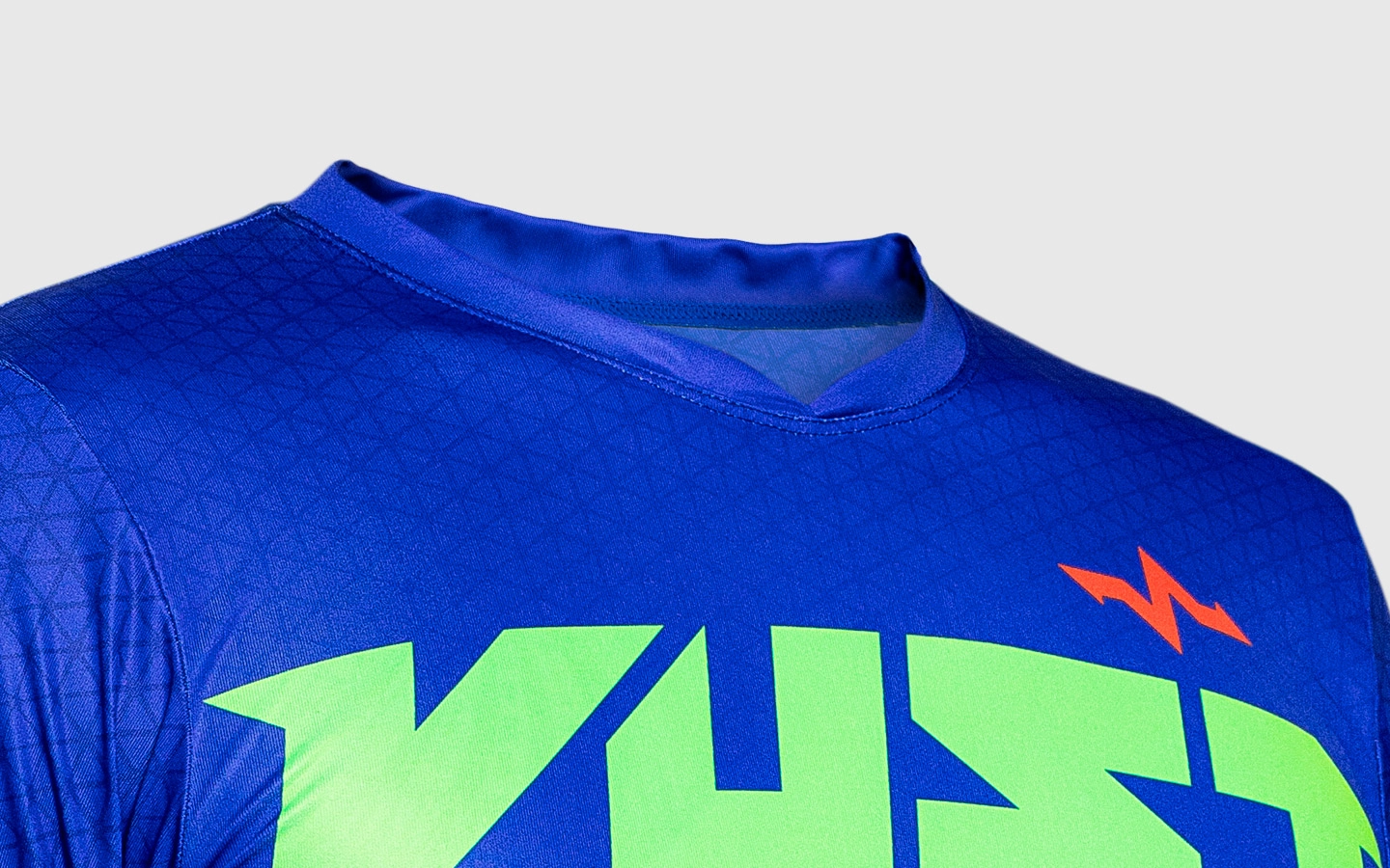 Detalhe da gola em formato V da Camiseta Vust Exo Hexagon